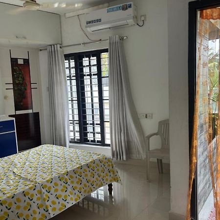 Chaithritha Ladies Homestay Thiruvananthapuram Buitenkant foto