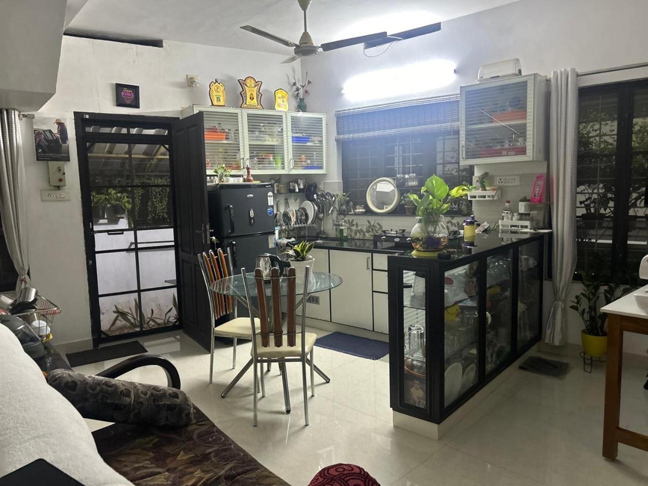 Chaithritha Ladies Homestay Thiruvananthapuram Buitenkant foto