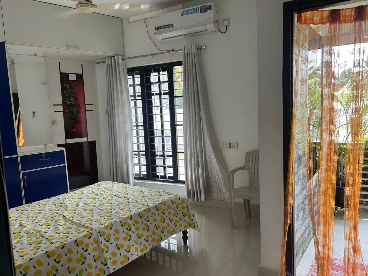 Chaithritha Ladies Homestay Thiruvananthapuram Buitenkant foto