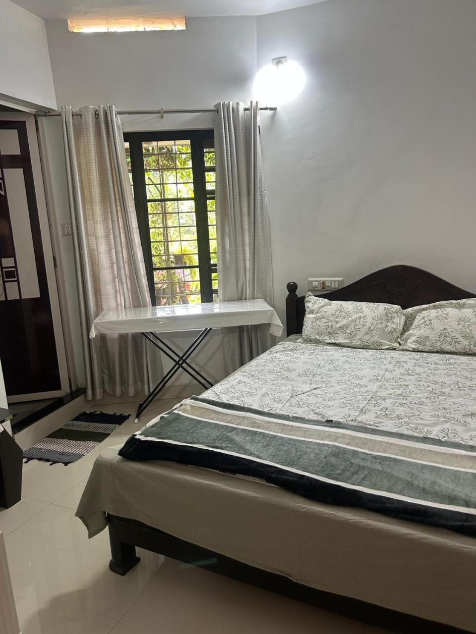Chaithritha Ladies Homestay Thiruvananthapuram Buitenkant foto