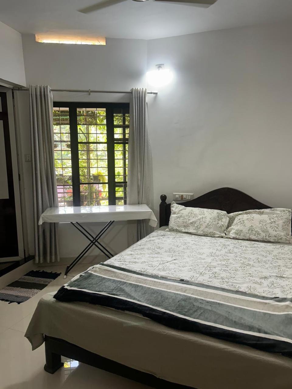 Chaithritha Ladies Homestay Thiruvananthapuram Buitenkant foto